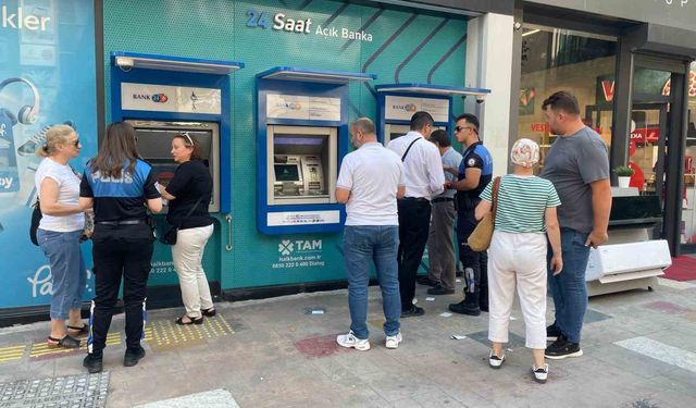 Karabük’te polisler, vatandaşları telefon dolandırıcılığına karşı bilgilendiriyor