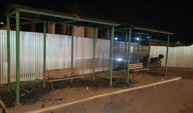Otobüs durağının camlarını kıran şahıs kamerada