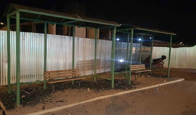 Otobüs durağının camlarını kıran şahıs tutuklandı