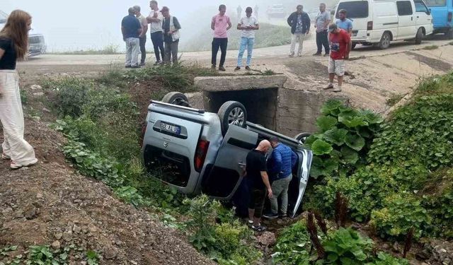 Gümüşhane’de yayla yolunda hafif ticari araç menfeze devrildi: 4 yaralı