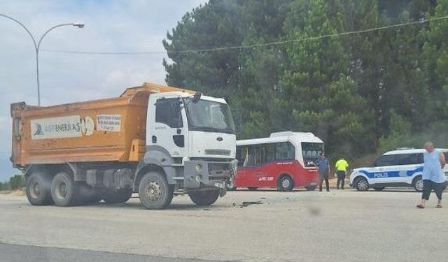 Kamyon ile minibüs çarpıştı 4 kişi yaralandı