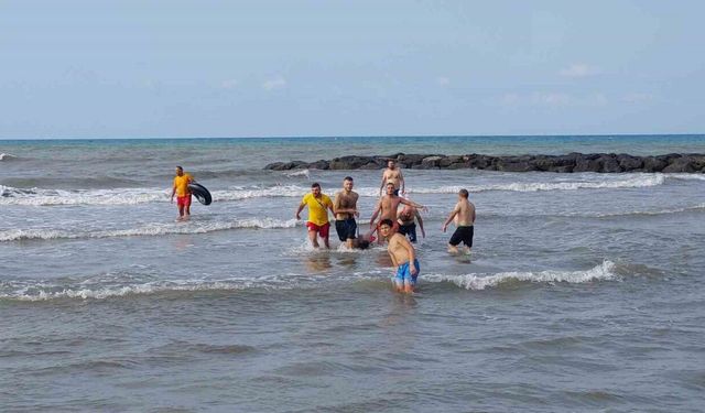 Karadeniz’de can pazarı: 2 arkadaş baygın halde denizden çıkartıldı
