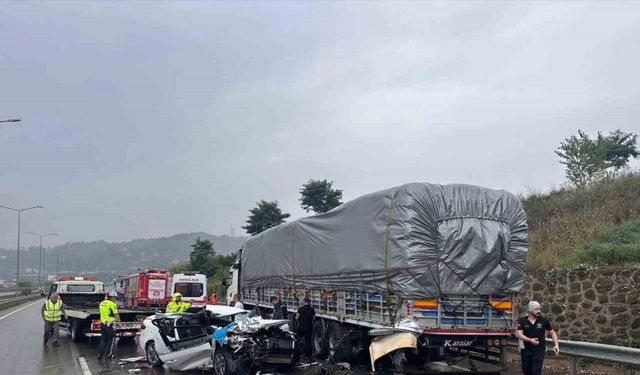 Ordu’da otomobil park halindeki tıra çarptı: 1 ölü, 2 yaralı