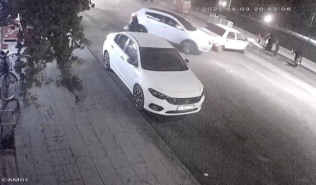 Otomobil, yaya geçidinde duran araca böyle çarptı: 2 yaralı