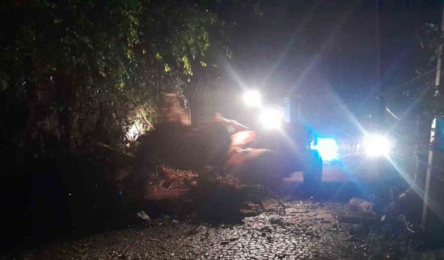Rize’de heyelan: Yol ulaşıma kapandı