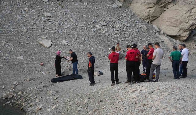 Serinlemek için baraj gölüne giren çocuk boğuldu