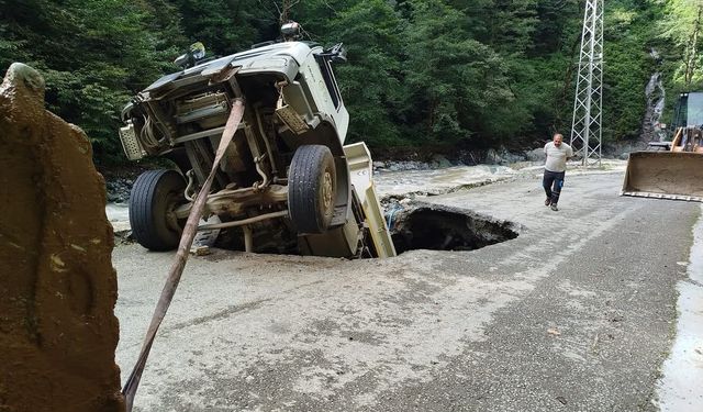Artvin’de yol onarım sırasında kamyon göçüğe düştü: 1 yaralı