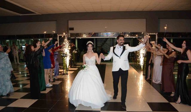 Damadın arkadaşlarından geline ağırlığınca para