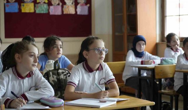 Gümüşhaneli 9 yaşındaki Buğlem her törende İstiklal Marşı’nı işaret diliyle okuyor