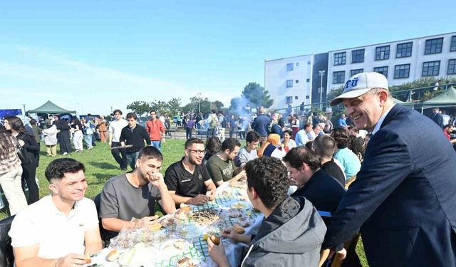 2 saatte 3 ton hamsi yediler