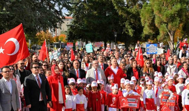 Çorum’da minik çocuklar Cumhuriyet coşkusunu meydanalara taşıdı
