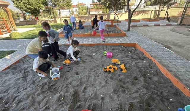 Erbaa’da okul bahçesi sınıfa dönüştü: Minikler doğayla öğreniyor