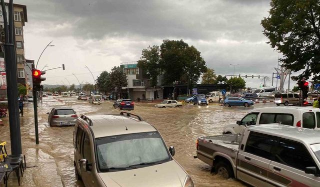 Giresun’da sağanak yağış hayatı felç etti