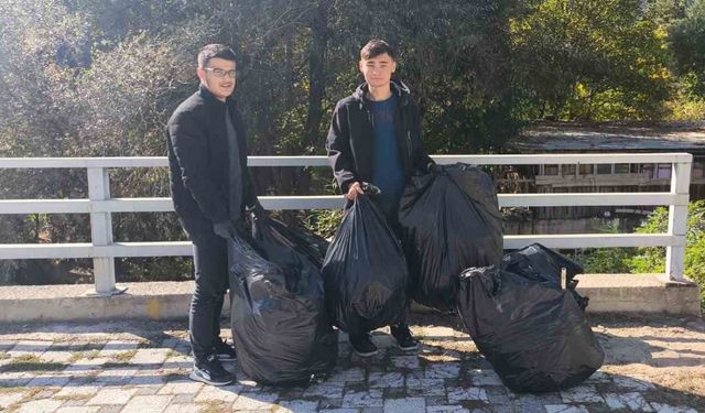 Gümüşhane’de üniversite öğrencileri Harşit Çayı’nı çöplerden arındırdı