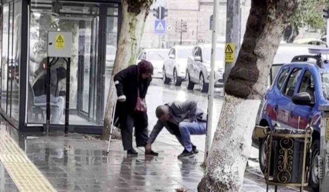 Hayırlı evlat: Bankaya çamurlu girmesin diye annesinin ayakkabısını elleriyle temizledi