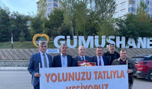 "Terörsüz Türkiye" için Mardin otobüsünü durdurup, yolculara tatlı ikram ettiler