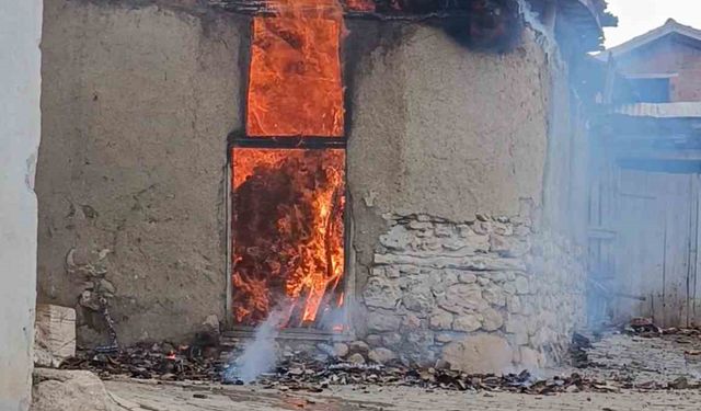 Tokat’ta çıkan yangında ev ve samanlık küle döndü