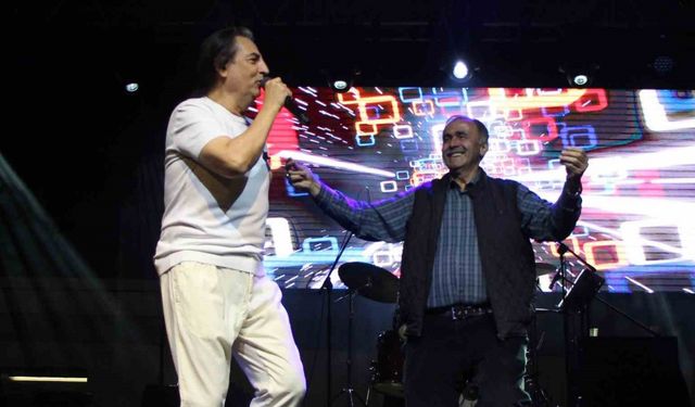 Ünlü şarkıcı Çelik, Amasya konserinde mahalle muhtarıyla sahnede oynadı