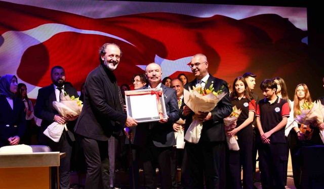 Yücel Arzen, öğrencilerle birlikte sahne aldı