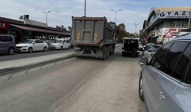 Alaplı’da ağır tonajlı kamyonlar yollarda çatlak oluşturdu
