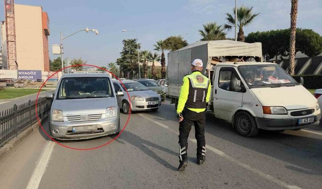 Aracını ana yola park ederek "Ceza yazmıyorlar" dedi: İki ceza birden yedi