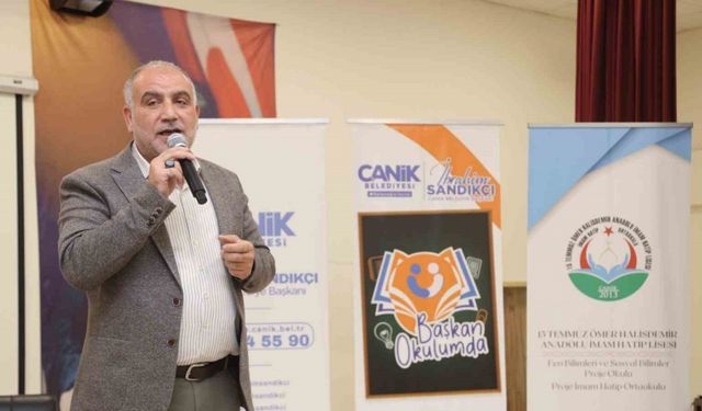 Başkan Sandıkçı: "3 yıldır kesintisiz, tüm öğrencilere burs desteği sağlayan tek belediyeyiz"