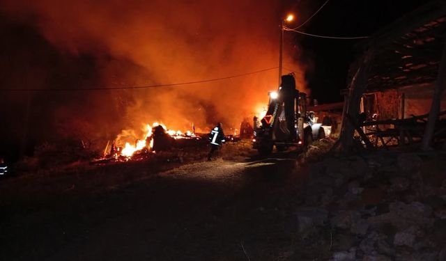 Çorum’da alevlere teslim olan ev, samanlık ve balyalar küle döndü