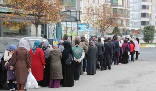 Çorum’da hamsinin kilosu 40 liraya düştü: Metrelerce uzunlukta kuyruk oluştu