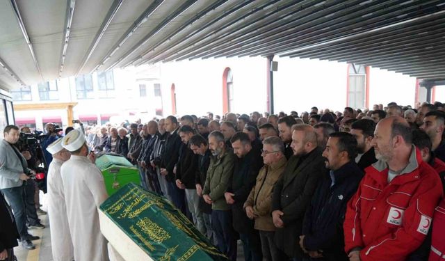 Dere yatağında cenazelerine ulaşılan anne ve oğlu gözyaşları arasında toprağa verildi