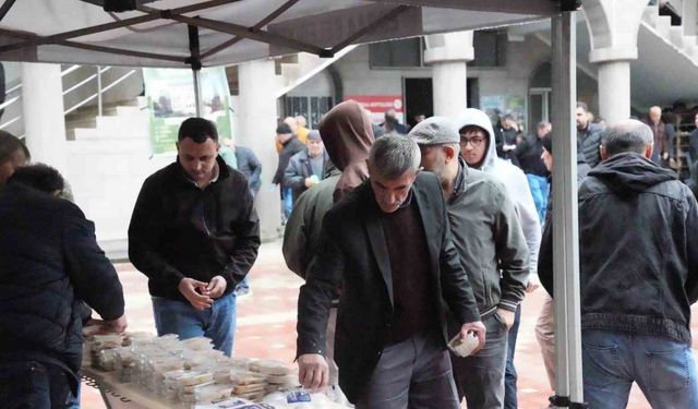 Erbaa Belediyesi şehitler için helva ikram etti