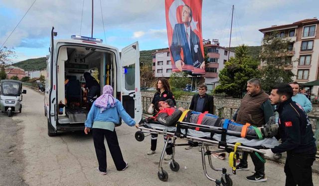 Kasksız motosiklet sürücüsü kazada yaralandı