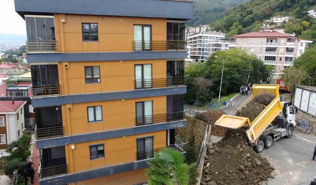 Kayma ve eğilme olan 5 katlı binada yıkım için hazırlıklar başladı