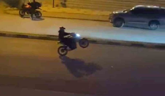 Motosikletlilerin tek tekerle tehlikeli yolculukları kamerada