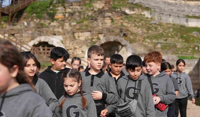 Öğrenciler tarihi dokuyu hayranlıkla inceledi