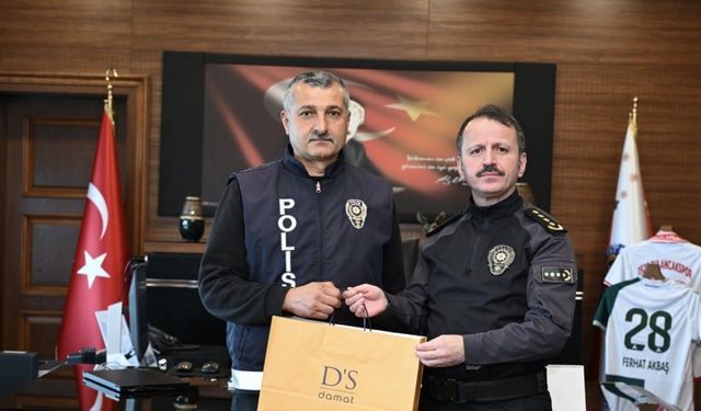 Okul polisi örnek davranışlarıyla ödüllendirildi