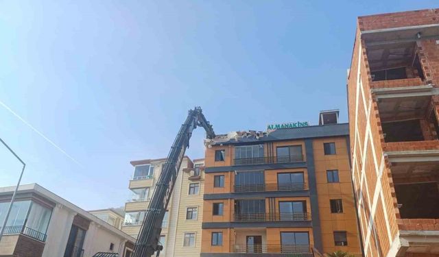 Ordu’da zemini kayan ve çatlaklar oluşan binada yıkım başladı