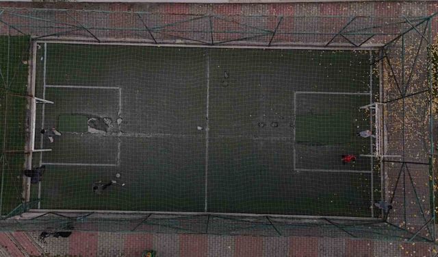 Parktaki halı sahayı, tarlaya çevirdiler