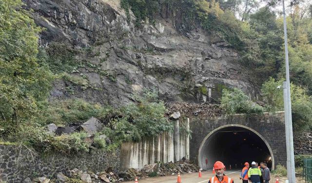Sarp Sınır Kapısı yolunda heyelan