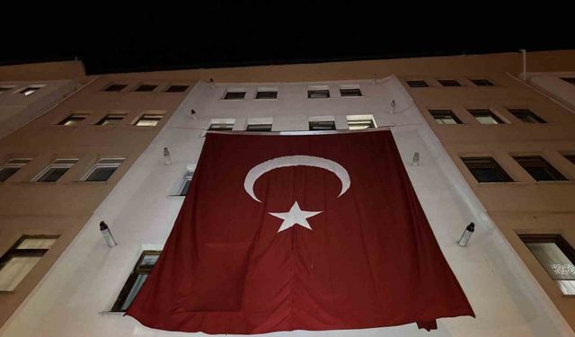 Şehit Astsubay Özcan’ın baba ocağına Türk bayrağı asıldı