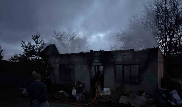 Sobaya yakmak için benzin döktü, hem kendini hem evi yaktı