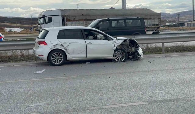 Tırın otomobili sıkıştırdığı kaza anı kamerada: 1 yaralı