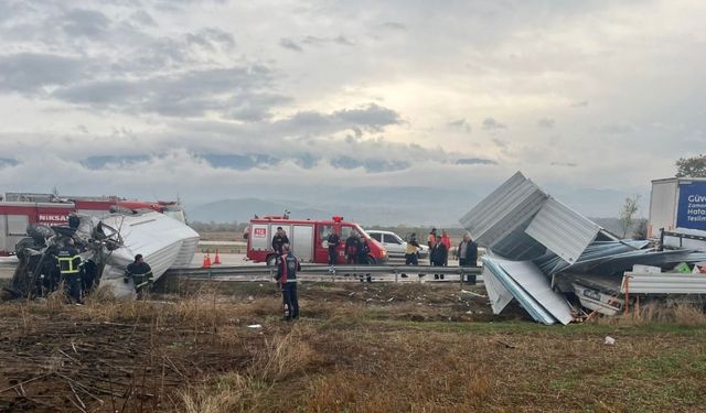 Tokat’ta yapı malzemesi yüklü kamyonete çarpan minibüs sürücüsü yaralandı