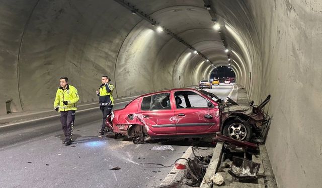 Tünelde feci kaza: Aracın motoru metrelerce ileri savruldu, hız kadranı 200’de takılı kaldı