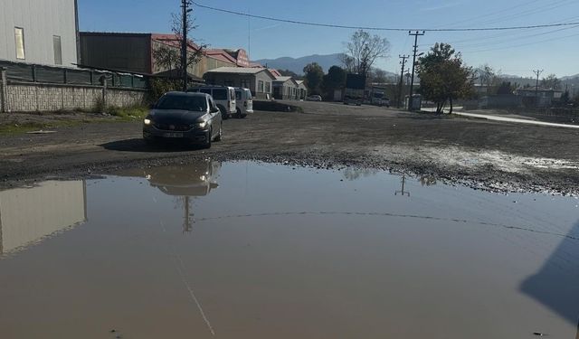 Yol gölete döndü, kapalı pazar yerinde vatandaşın çilesi bitmiyor