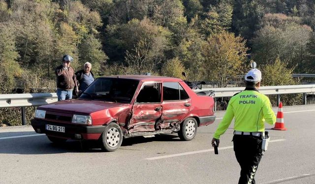 Yolcu minibüsü ve otomobil çarpıştı: 2 yaralı