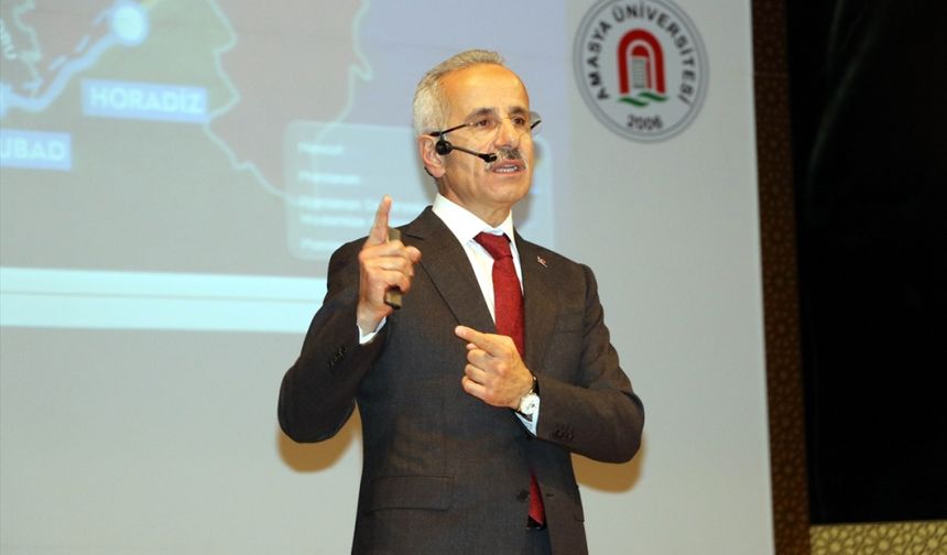 Bakan Uraloğlu, Amasya Üniversitesi'nde "ilk ders" sunumunu yaptı