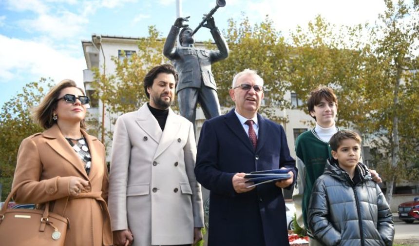Serkan Çağrı, Keşan'da heykeli ile onurlandırıldı