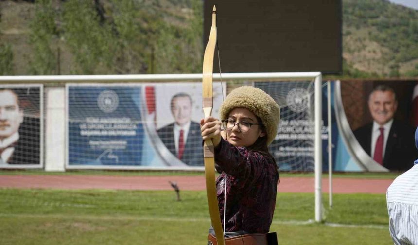 Geleneksel Türk Okçuluğu sporcuları, geleneksel kıyafetleriyle Gümüşhane’de yarıştı