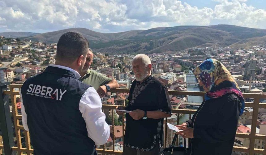 Bayburt polisi vatandaşları ve çocukları dolandırıcılara karşı uyarmaya devam ediyor