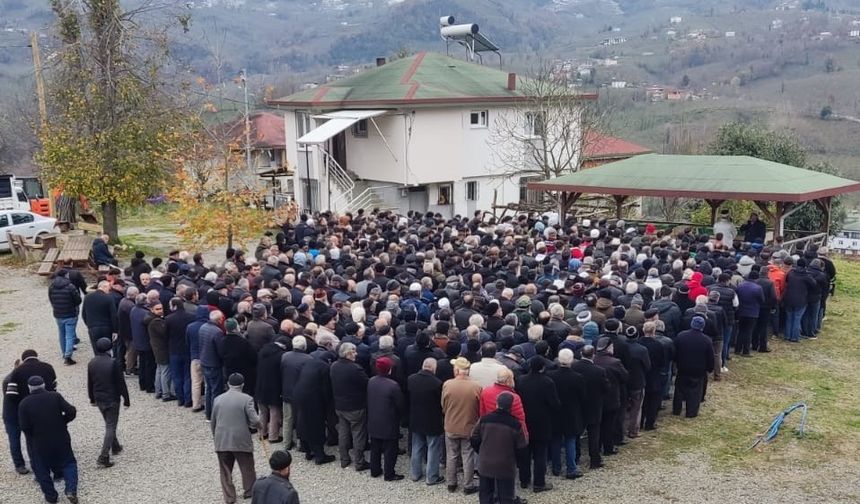 Gurbet yolunda hayatını kaybeden baba ve oğlu son yolculuğuna uğurlandı